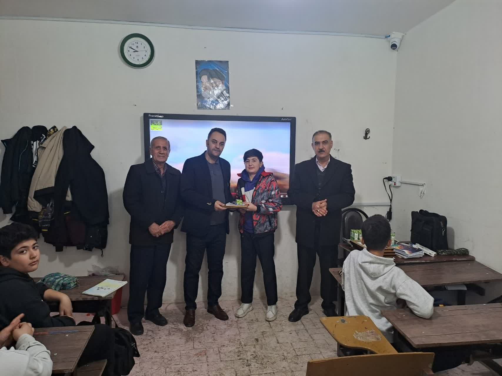 هدایی جوایز به دانش آموزان مستعد و دارای رتبه اول