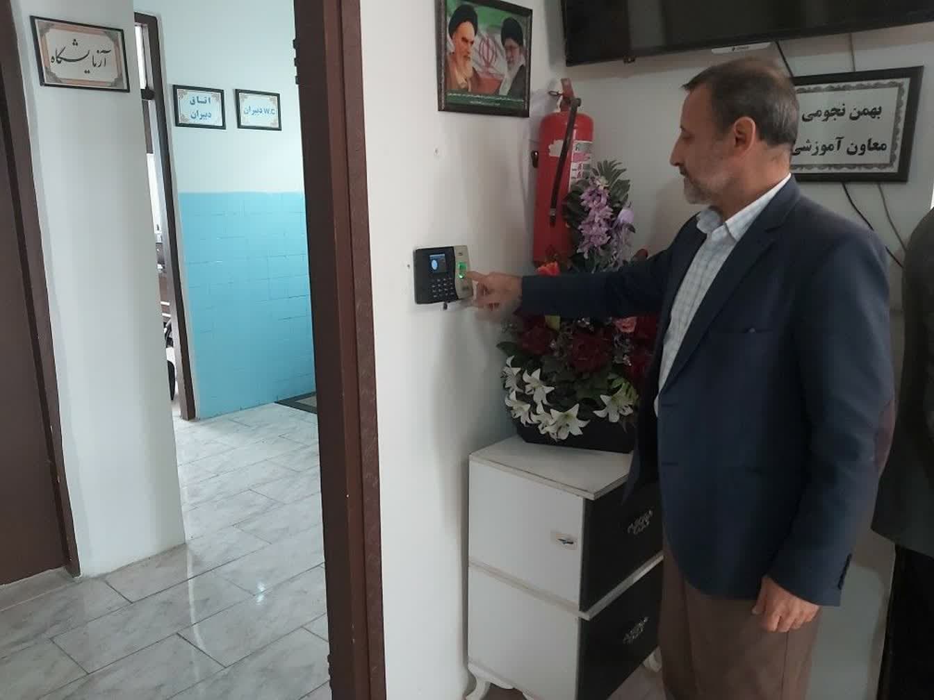 سیستم حضور غیاب  هوشمند و اعلام ورود و خروج  به اولیا