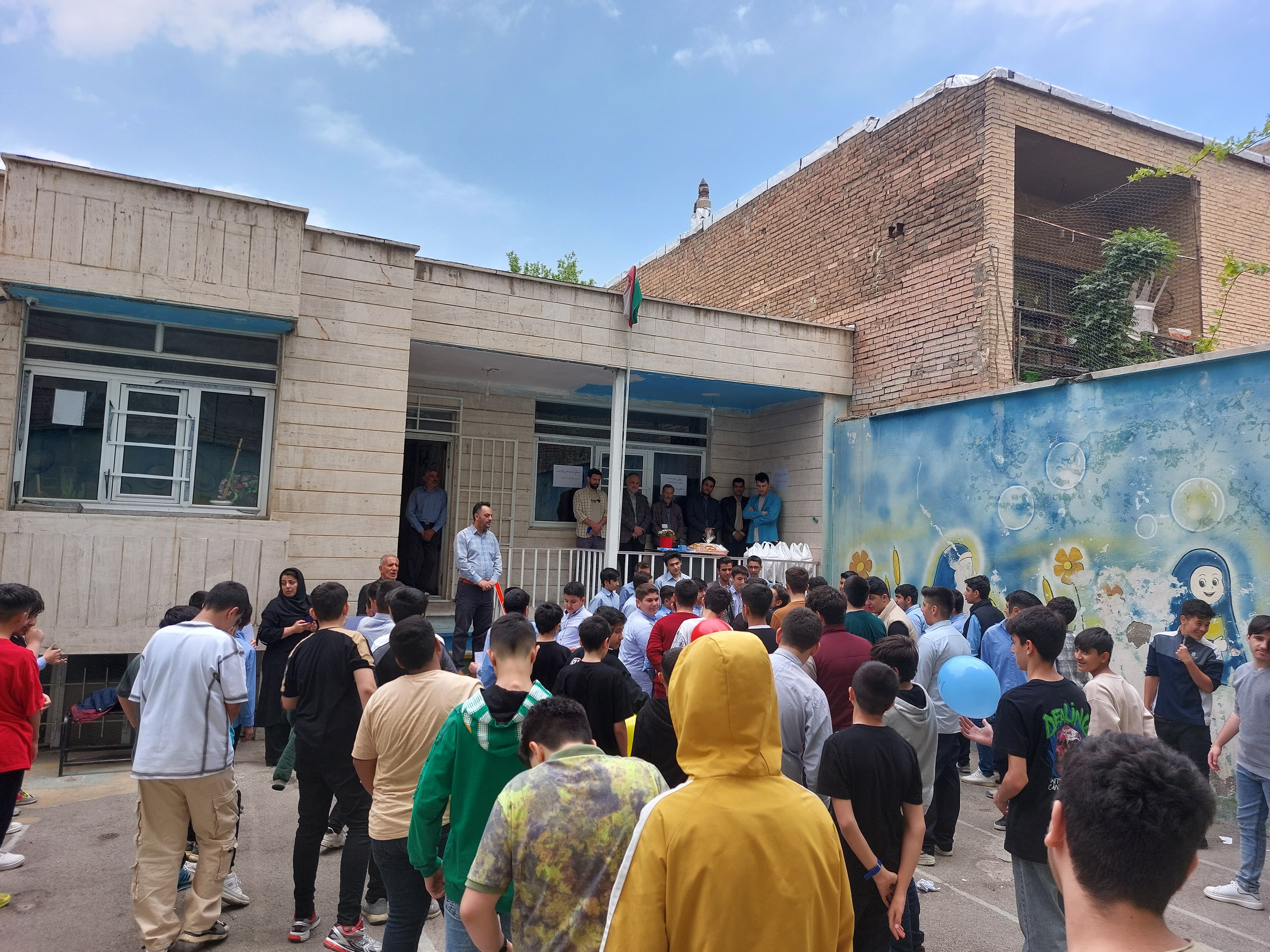 دبیرستان دوره اول پدیده