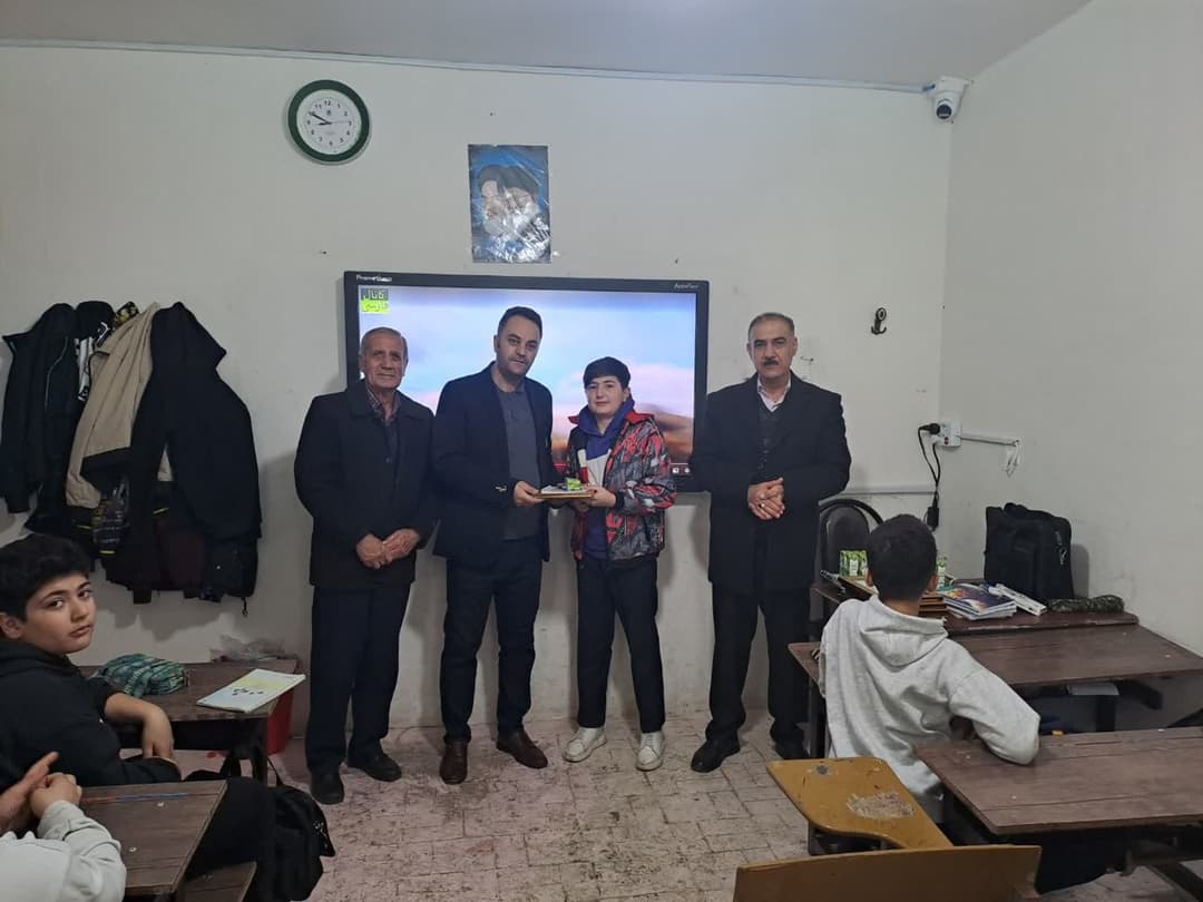 هدایی جوایز به دانش آموزان مستعد و دارای رتبه اول