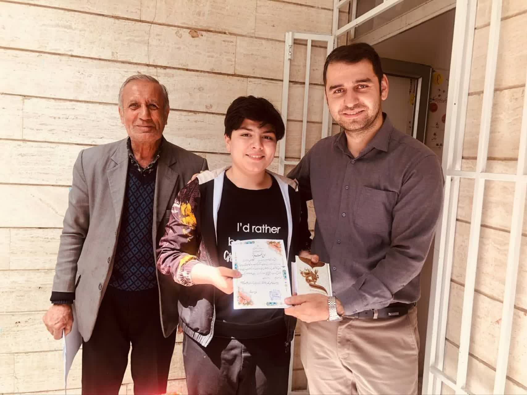 تجليل از دانش آموزان ممتاز درسی و اخلاقی نوبت اول