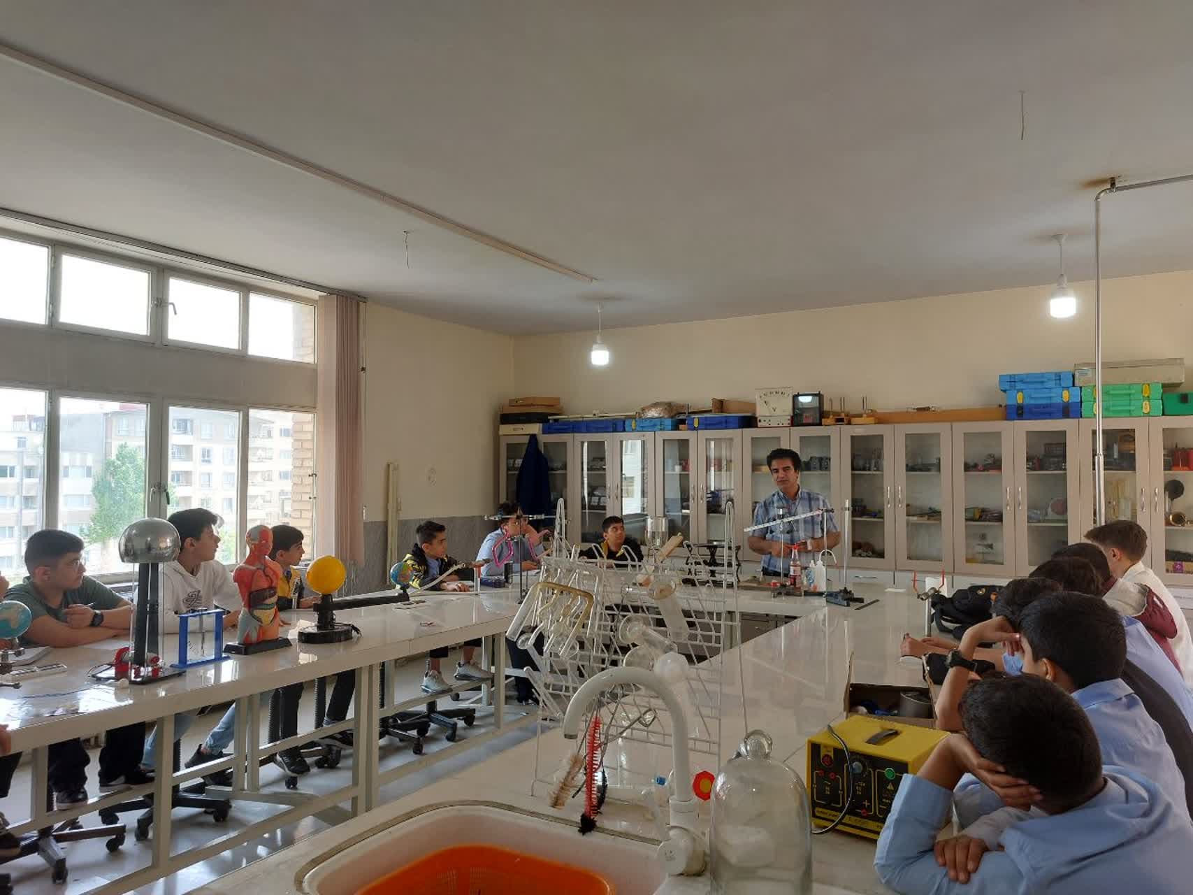 شركت دانش آموزان در آزمايشگاه های بسيار مجهز شيمی، فيزيك و زيست شناسی