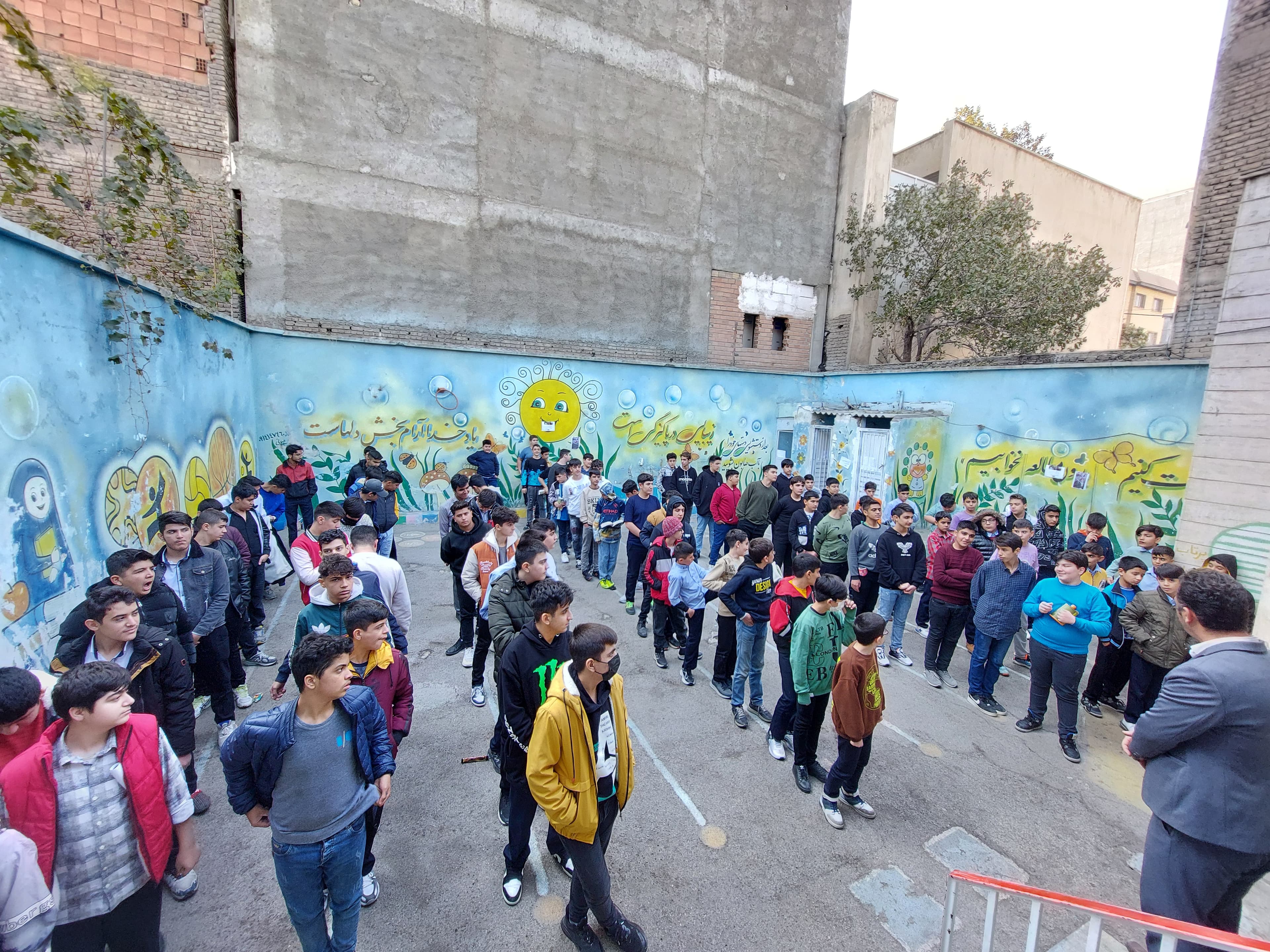 دبیرستان دوره اول پدیده